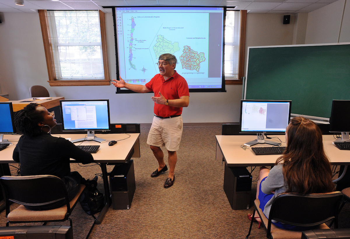Image of a professor presenting to a classroom.