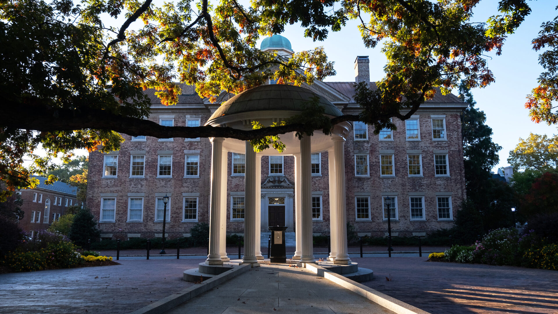 Photo of the old well.